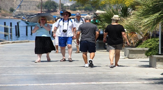 Gemiyle Gelen Turistler Çöl Sıcağıyla Karşılaşınca Soluğu Denizde Aldı