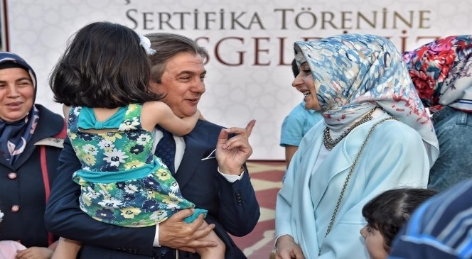 Beyoğlu'nda Bilinçli Aileler Sertifikalarını Aldı