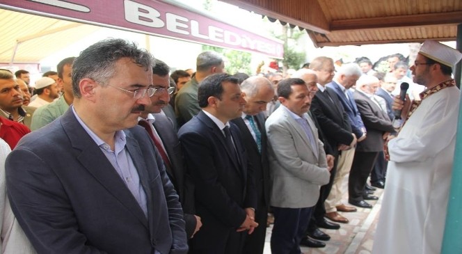 İzmir Valisi Erol Ayyıldız'ın Babası Toprağa Verildi