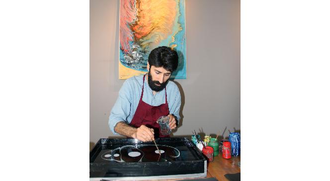 Geleneksel Türk Sanatı 'ebru'yu Resimle Birleştirdi