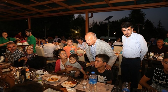 Belediyeden Yetim Ve Öksüzlere İftar Yemeği