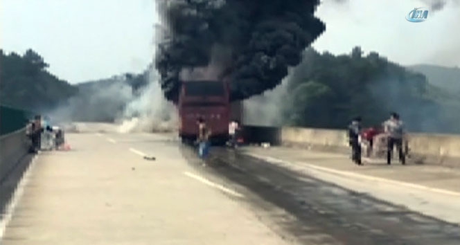 Çin’de kaza yapan yolcu otobüsü alev aldı: 35 ölü