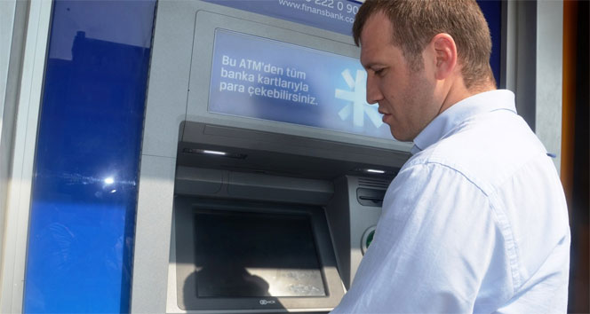 ATM’de unutulan 500 TL’yi polise teslim etti