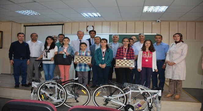 'öğrenciler Ab'yi Öğreniyor' Yarışmalarında Dereceye Giren Ödüllendirildi