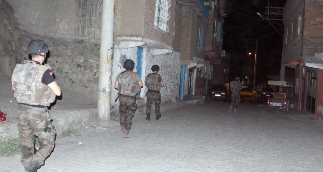 Diyarbakır’da bin polisle operasyon