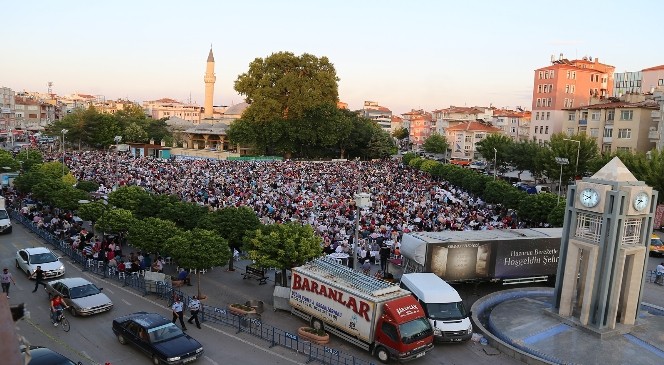 Karaman Belediyesi 10 Bin Kişiye İftar Verdi