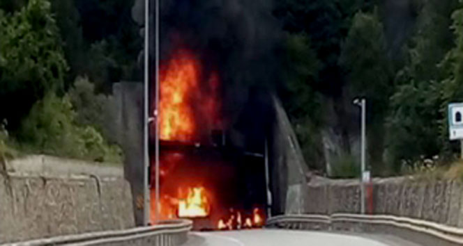 Tiner yüklü TIR tünel girişine çarptı: 5 ölü