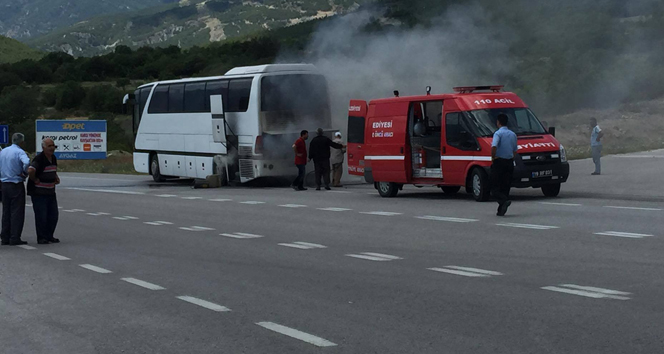 Çorum&#039;da seyir halindeki yolcu otobüsü alev aldı