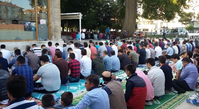 Karaman’da vatandaşlar bayram namazında camilere akın etti