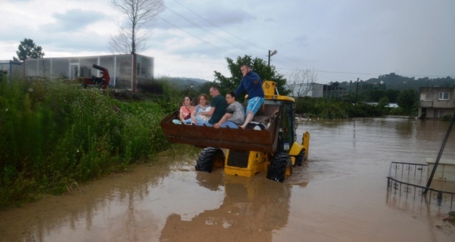 Fatsa’da sel: Vatandaşlar evlerinde mahsur kaldı