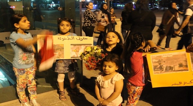 Irak’taki Patlama Sonrası Soydaşları için Pankart Açıp Mum Yaktılar