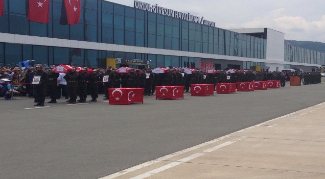 Helikopter kazasında ölenler için Ordu-Giresun Havalanı’nda tören düzenlendi