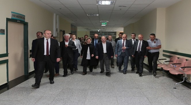 Bakan Akdağ, hastanede ziyarette bulundu