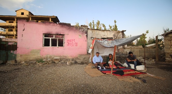 (Özel Haber) Evleri yıkıldığı için dışarıda kalan Ürek ailesi yardım bekliyor
