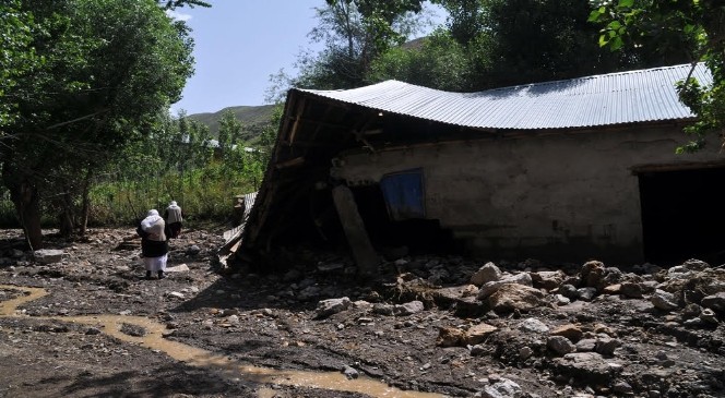 Yüksekova’nın Keçili köyünü sel vurdu