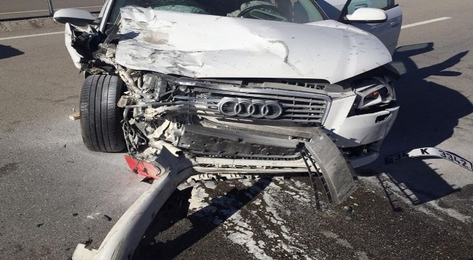 Park halindeki otomobile çarptı: 2’si çocuk 7 yaralı