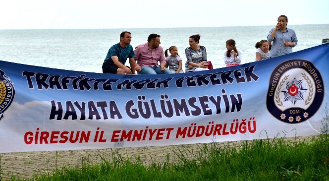 Trafikte mola vererek hayata gülümsediler