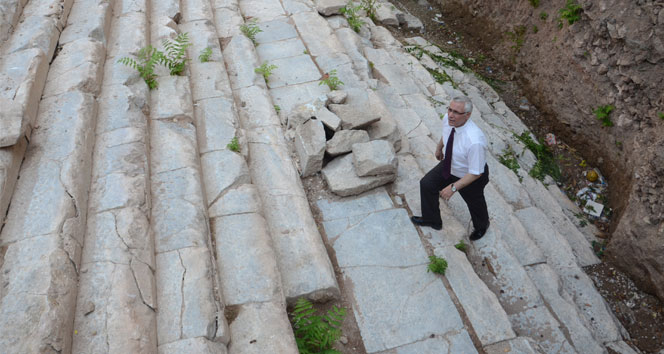 Türkiye’nin 2. Efes’i toprak altında bekliyor