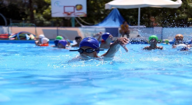 Çocuklar yaz sıcaklarında Merkezefendi’nin havuzlarında serinliyor