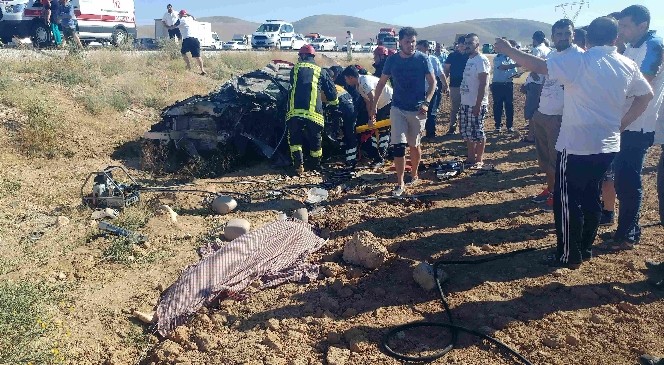 İki otomobil çarpıştı: 2 ölü, 6 yaralı