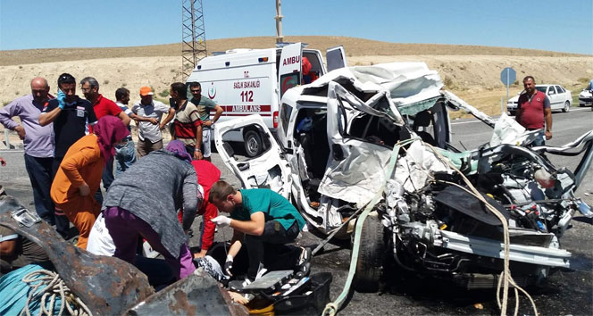 Hafif ticari araç TIR’a çarptı: 4 ölü