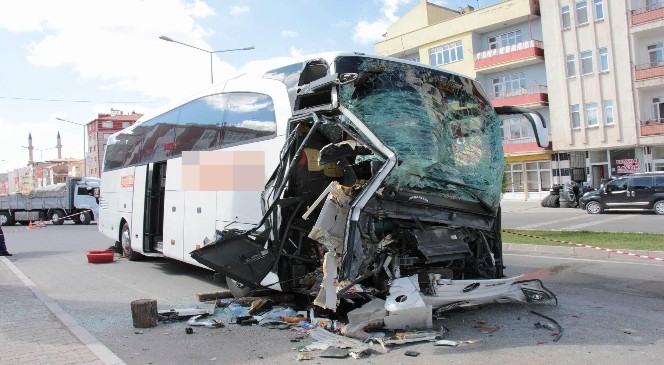 Yozgat’ta otobüs park halindeki TIR’a çarptı: 1 ölü, 1 yaralı