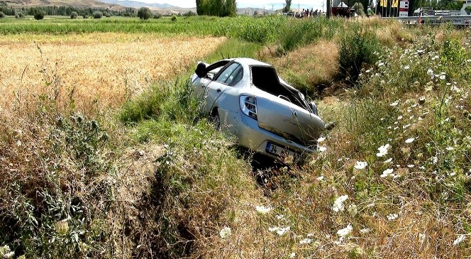 Otomobil, park halindeki traktöre çarptı: 3 yaralı