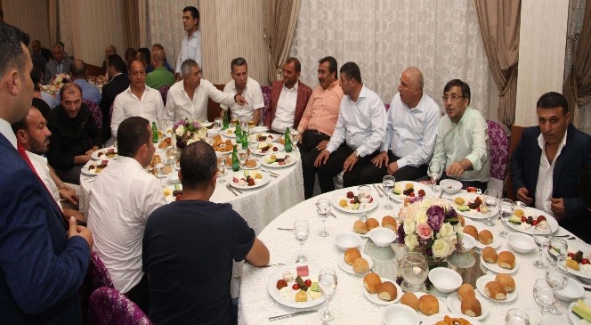 Karagiydiren ailesinin düğünü ünlüleri buluşturdu