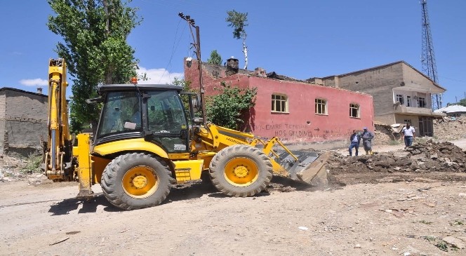 Yüksekova’da su isale hattı onarım çalışmaları devam ediyor