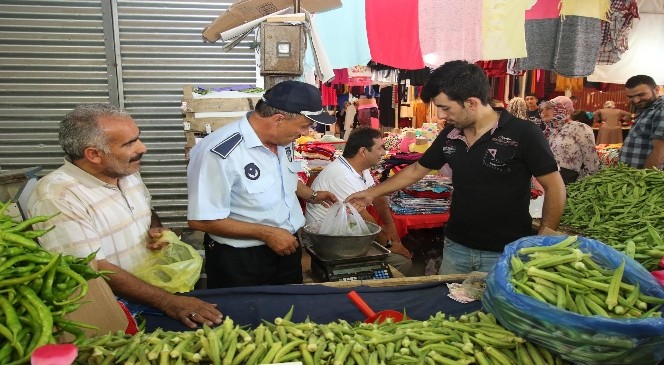 Akyazı Belediyesi zabıta ekipleri ilçe pazar yerlerini denetliyor