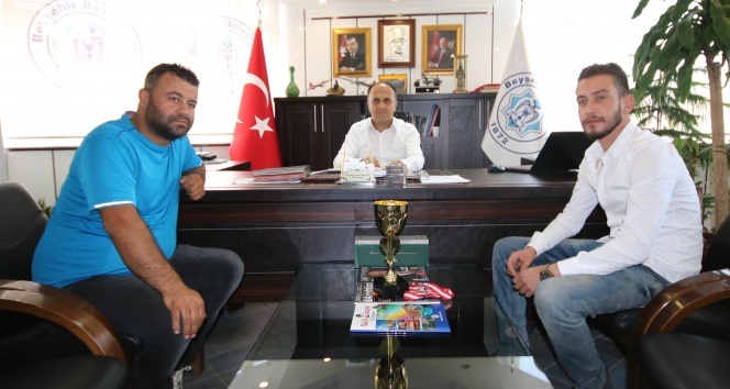 Patlak lastikle yarıştı, kupanın sahibi oldu