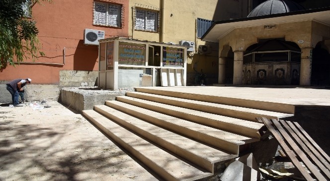 Tarihi Ot Pazarı Camininin çevresinde yenileme çalışması başlatıldı