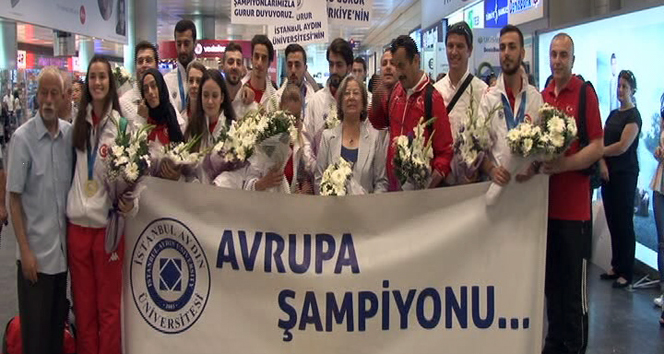 İstanbul Aydın Üniversitesi&#039;nin şampiyonları yurda döndü
