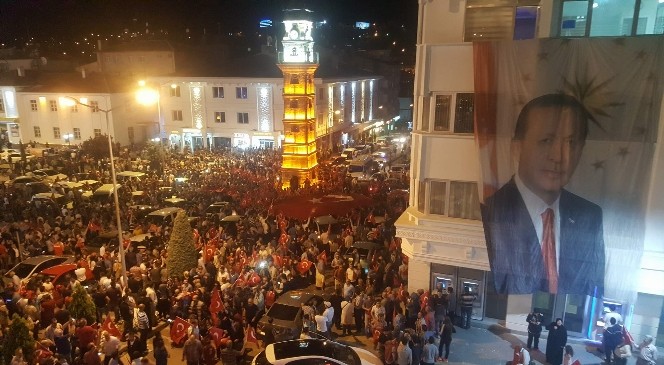 Yozgatlılar darbe girişimine karşı sokaklara döküldü
