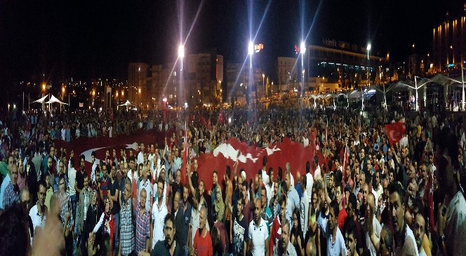 Vali Aktaş, belediye anonsu ile halkı meydanlara davet etti