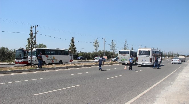 Darbe girişiminde bulunmak isteyenlerin hareketini kısıtlamak için polis yola otobüslü barikat kurdu