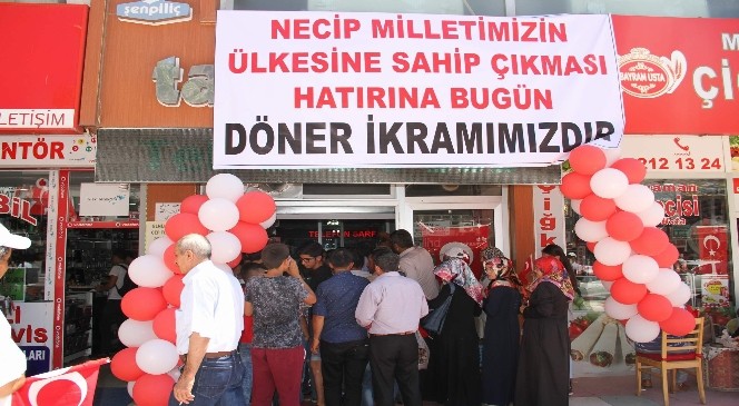 Yozgat’ta darbe girişiminin başarısız olması dolayısıyla bir esnaf ücretsiz tavuk döner dağıttı