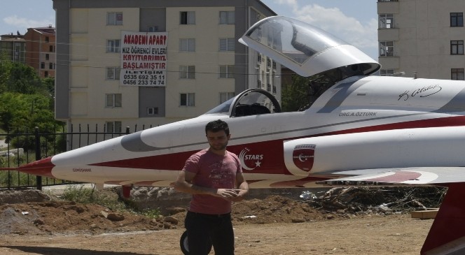 O komutanın ismi uçaktan silindi