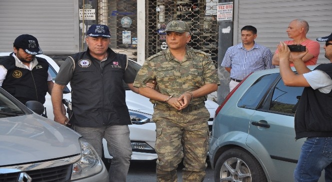 İzmir’de gözaltına alınan asker sayısı 79 oldu