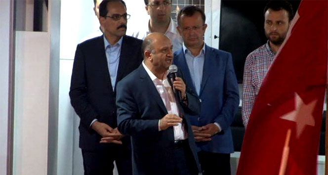 İbrahim Kalın ve Fikri Işık, Erdoğan’ın konutu önünde halka seslendi