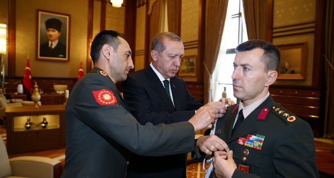 Cumhurbaşkanı Erdoğan, yaverini &#039;çakı&#039;yla sınadı