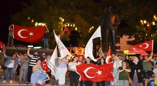 Ayvalık’ta 10. Yıl marşı ve kalpaklı Atatürk bayraklarıyla vatan nöbeti