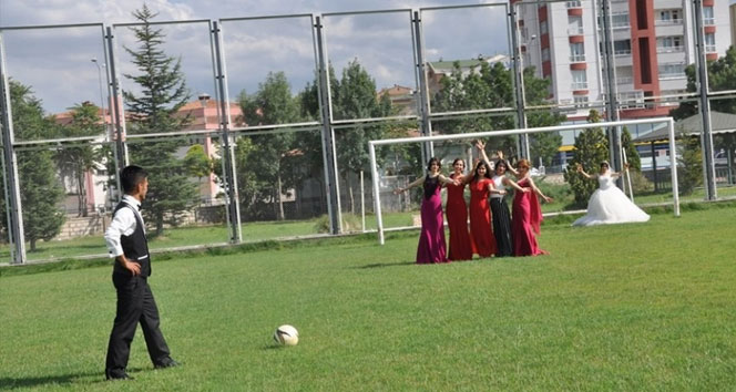 Gelin kalede, arkadaşlar barajda, damat frikik başında