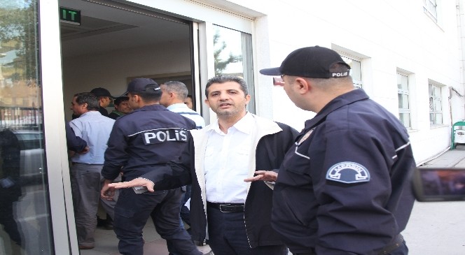 Mersin’deki FETÖ/PDY davasında yargılanan eski emniyet mensupları için yakalama kararı çıkarıldı
