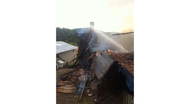 Kastamonu’da iki katlı ahşap ev yandı