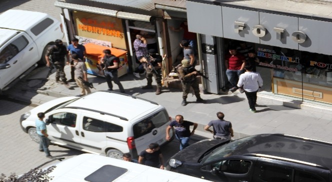 Hakkari’de kimliksiz 3 kişi ile DİHA muhabiri gözaltına alındı