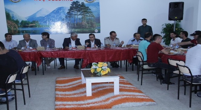 Sorgun Belediye Başkanı Ahmet Şimşek, demokrasi mücadelesine katılanlara yemek ikramında bulundu