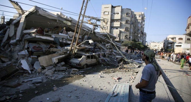 İsrail Gazze&#039;yi iki kez vurdu