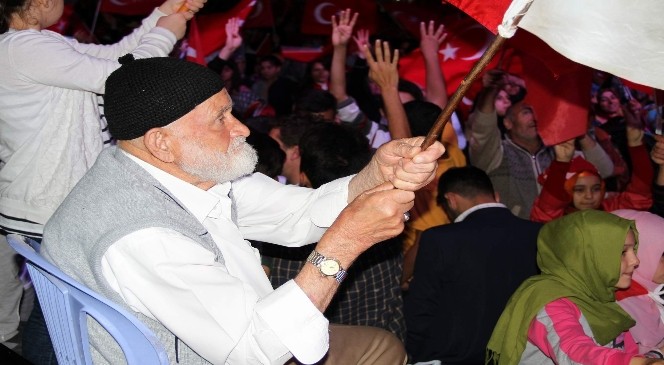 Yozgat’ta dedeler demokrasi nöbetinde