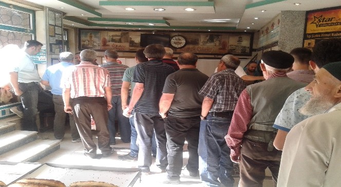 Ekmek kuyruğu değil, lezzet kuyruğu